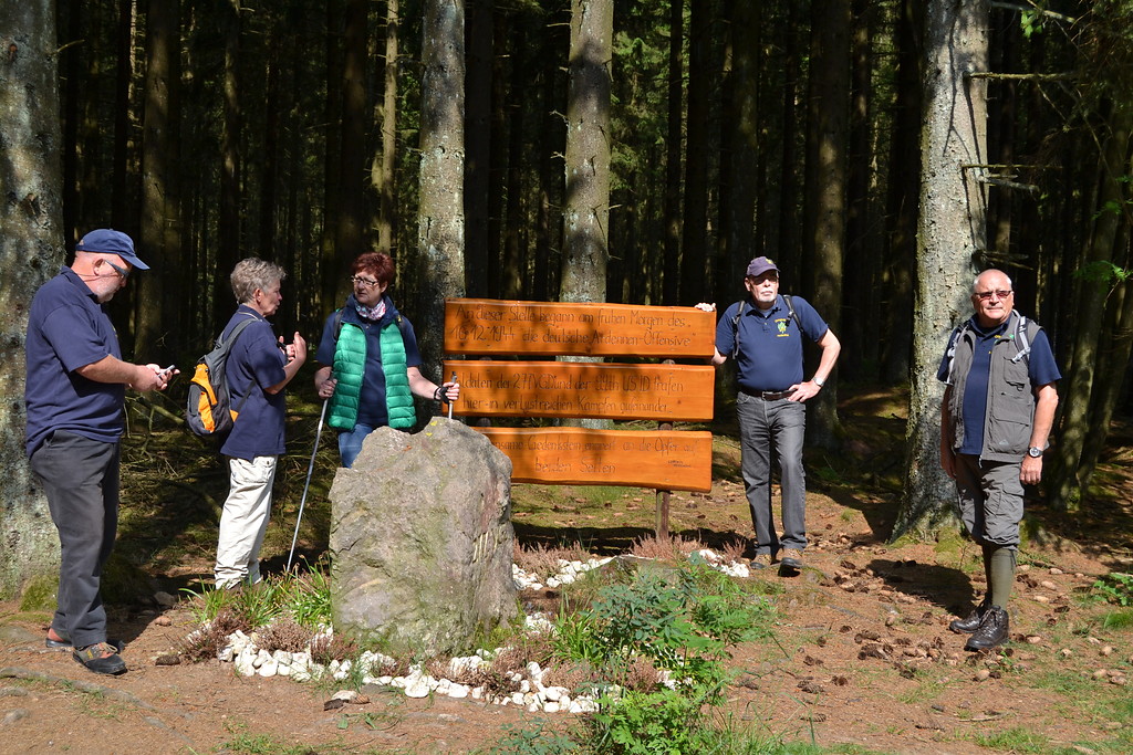 Gedenkstein der Ardennenoffensive am Hollerather Knie in Hellenthal (2014)