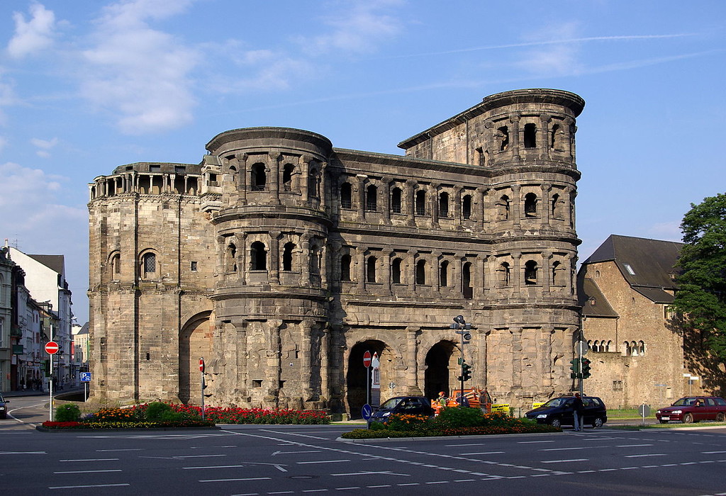 Die stadtäußere Feldseite des Trierer Römertors "Porta Nigra", des besterhaltenen römischen Bauwerks nördlich der Alpen (2008). Links im Bild der spätere Choranbau, rechts ein Klostergebäude des Simeonstifts.