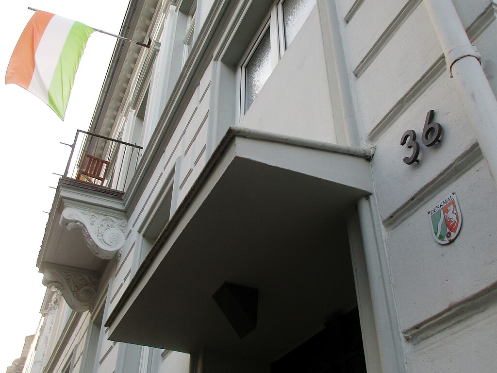 Balkon, Eingangsüberdachung und Denkmalplakette der Villa in der Prinz-Albert-Straße 36 in der Bonner Südstadt (2020).