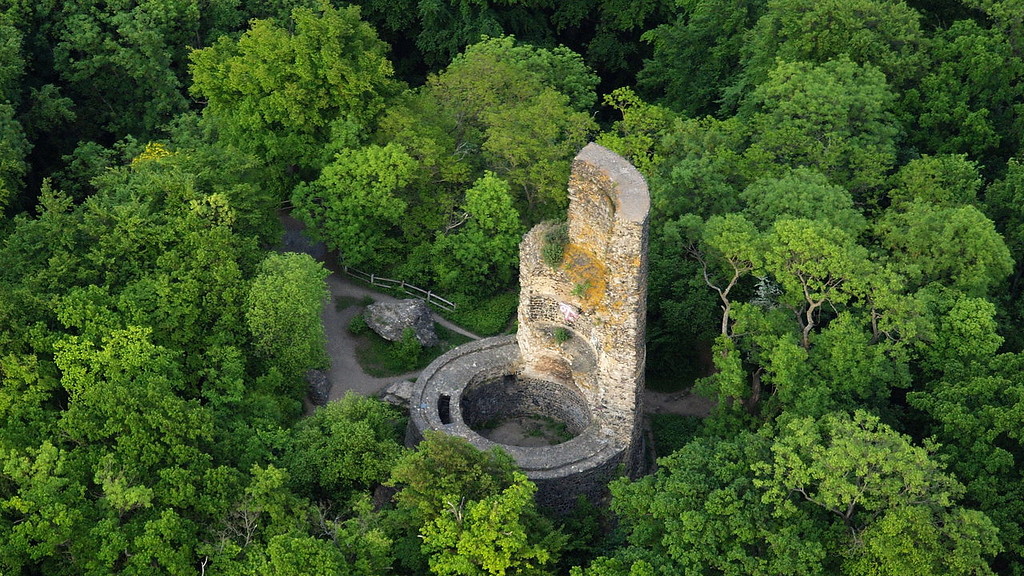 Luftbild der Ruine der Tomburg auf dem Tomberg bei Rheinbach-Wormersdorf (2015).
