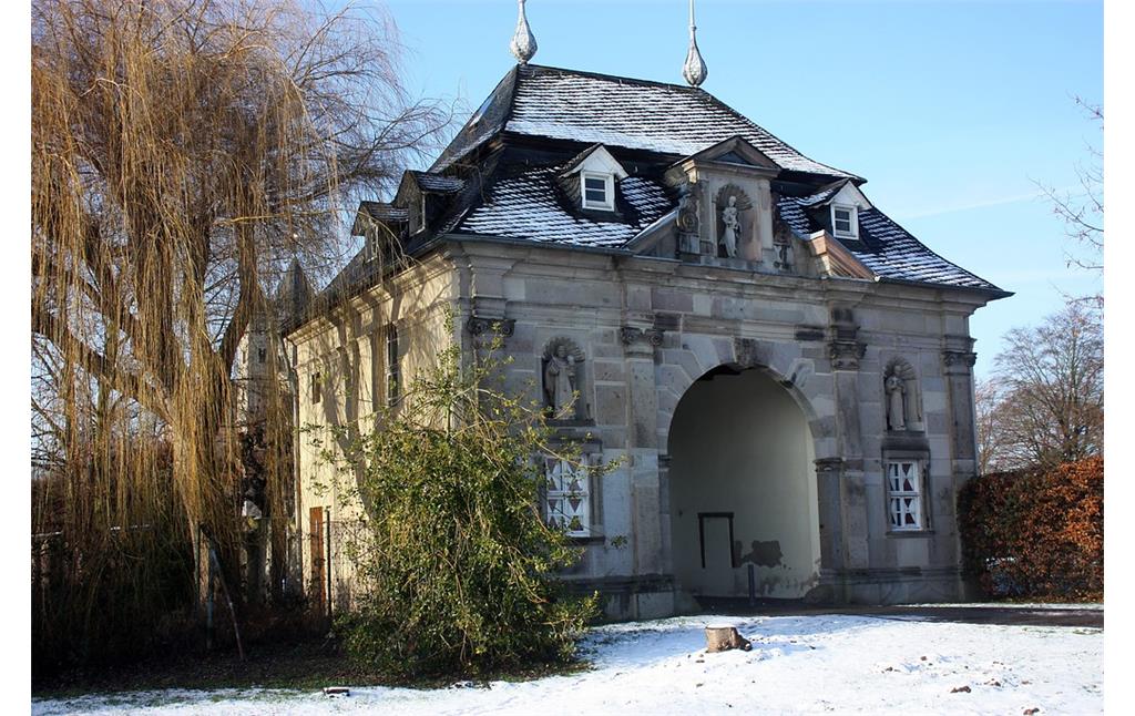 Das 1723 in barockem Stil erbaute Torhaus der ehemaligen Prämonstratenserabtei Kloster Knechtsteden (2017)