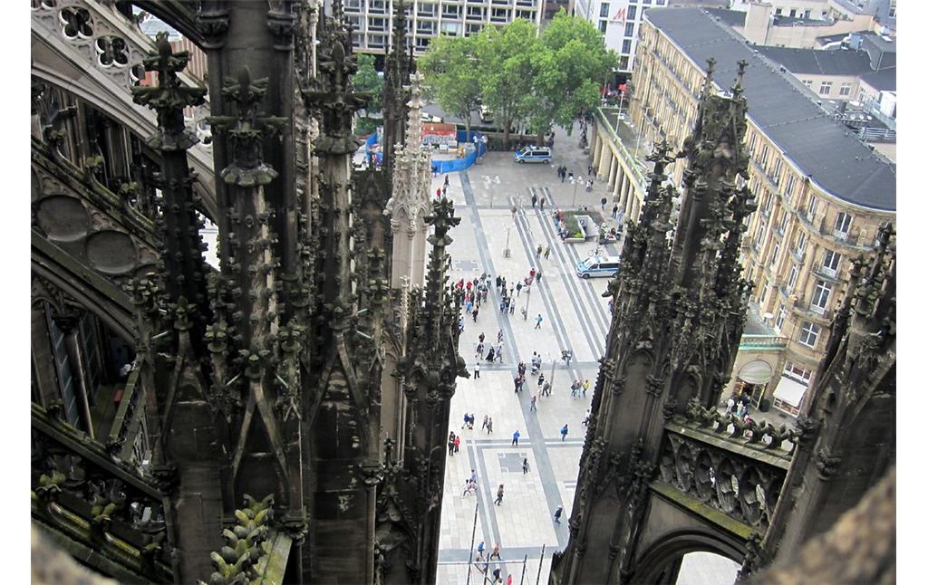 Blick vom Dach des Kölner Doms auf den südlich der Kathedrale liegenden Roncalliplatz im Bereich des früheren Domstifts, rechts im Bild das Dom-Hotel (2014)