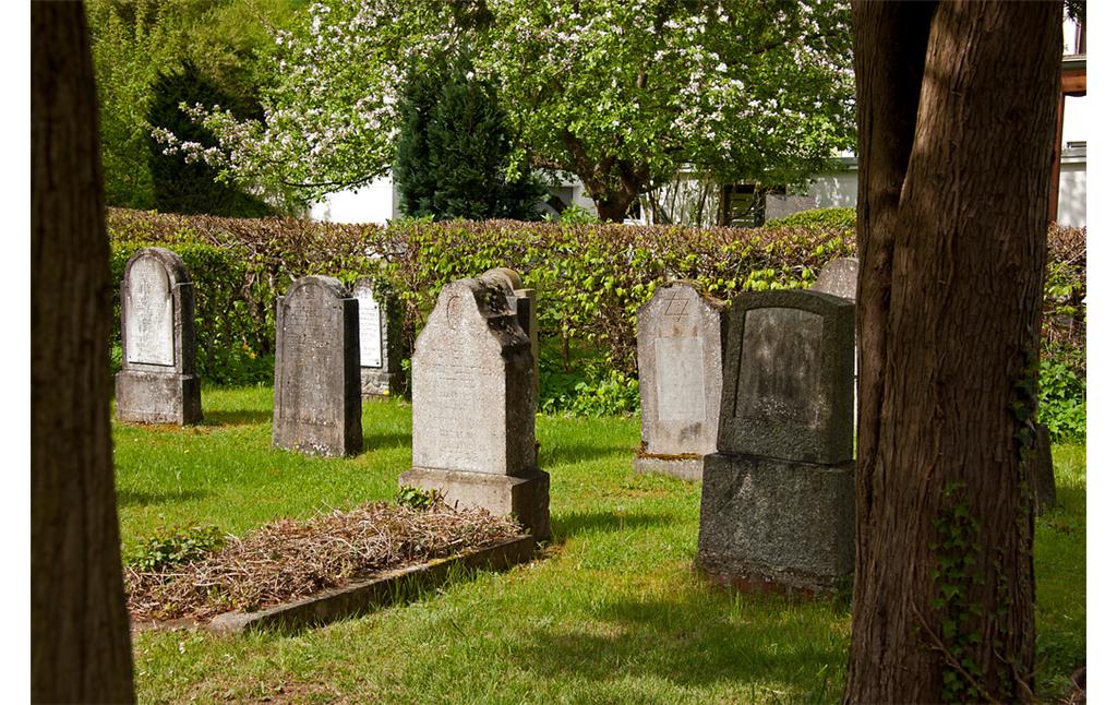 Grabsteine auf dem jüdischen Friedhof in Schleiden-Gemünd (2013).