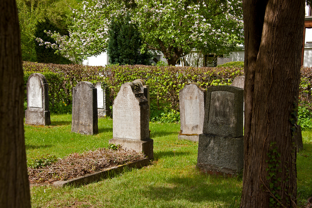 Grabsteine auf dem jüdischen Friedhof in Schleiden-Gemünd (2013).