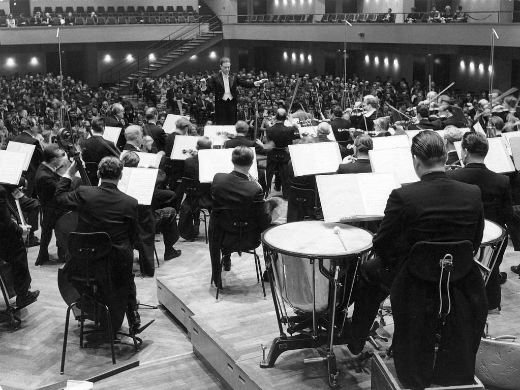 Orchesteraufführung in der Beethovenhalle Bonn, Generalmusikdirektor Volker Wangenheim vor dem Orchester (Aufnahme der 1960er Jahre).