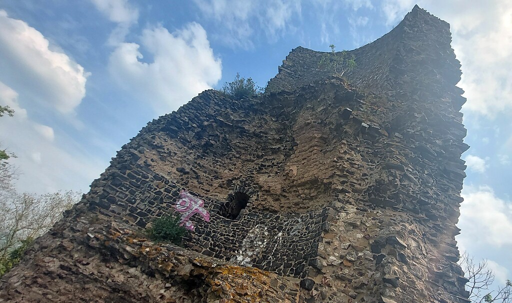 Die Ruine des wohl einst als Wohnturm genutzten Bergfrieds der 1473 zerstörten Tomburg bei Rheinbach-Wormersdorf (2022).