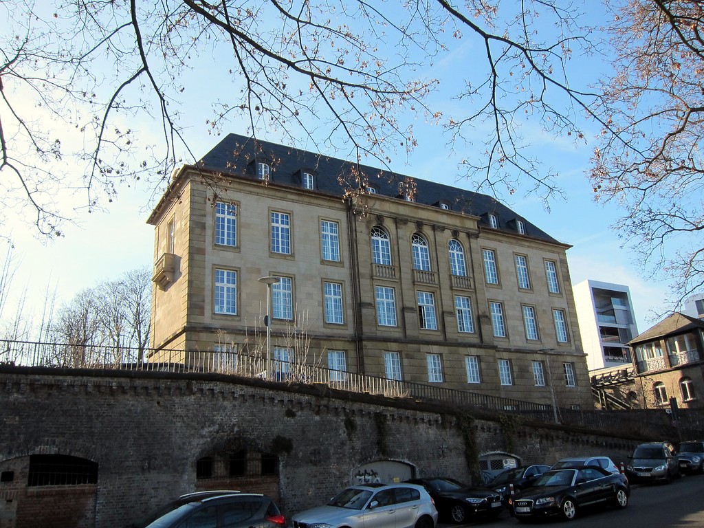 Das ehemalige Preußische Oberbergamt Bonn, heute Historisches Seminar der Universität Bonn, vom Brassertufer aus gesehen (2015).