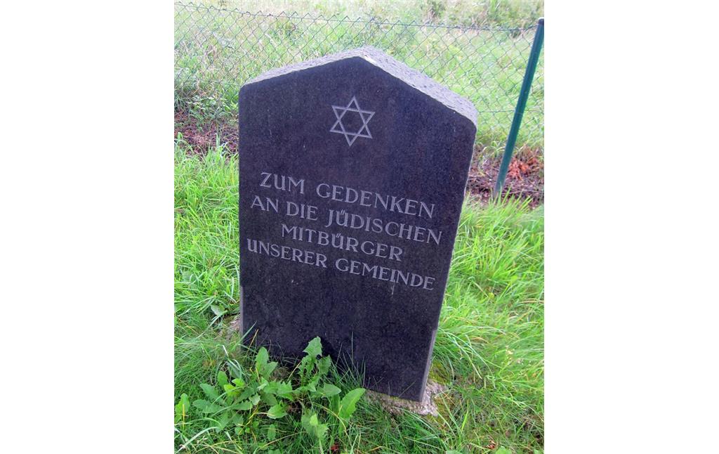 Gedenkstein auf dem jüdischen Friedhof in Hülchrath (2014), die Inschrift lautet "Zum Gedenken an die jüdischen Mitbürger unserer Gemeinde".