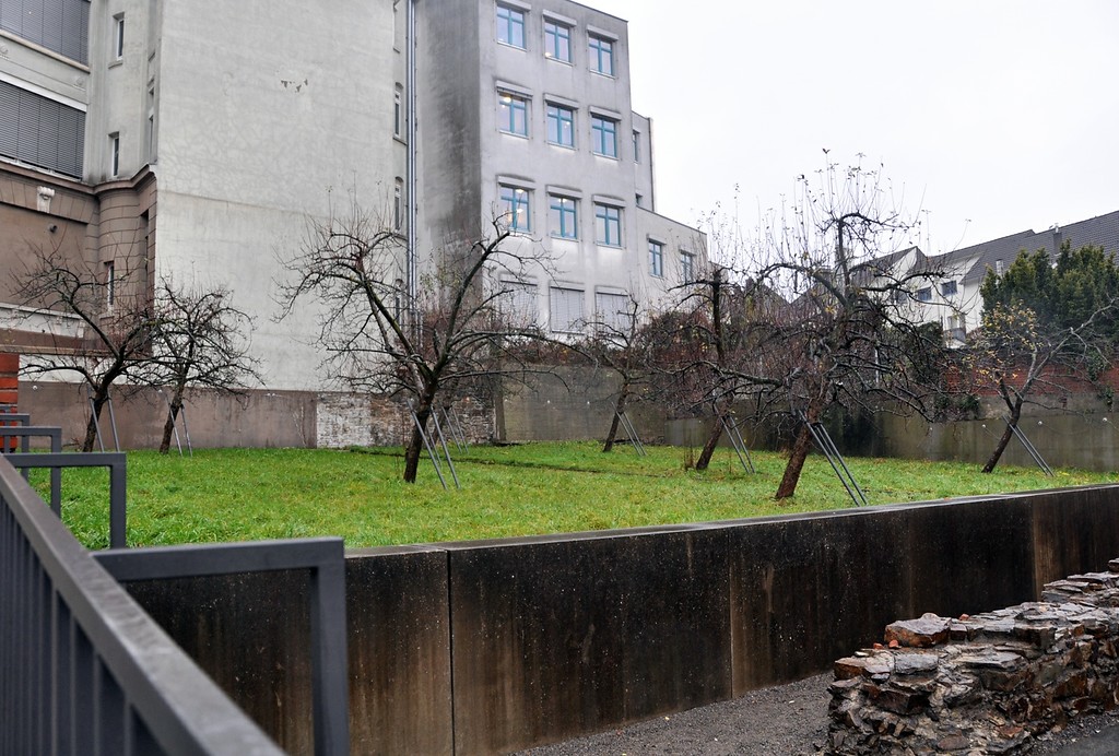 Der "unbetretbare Ort", ein Garten mit zehn Apfelbäumen und einem künstlichen Wasserlauf am früheren Standort der Synagoge Elberfeld (2014).
