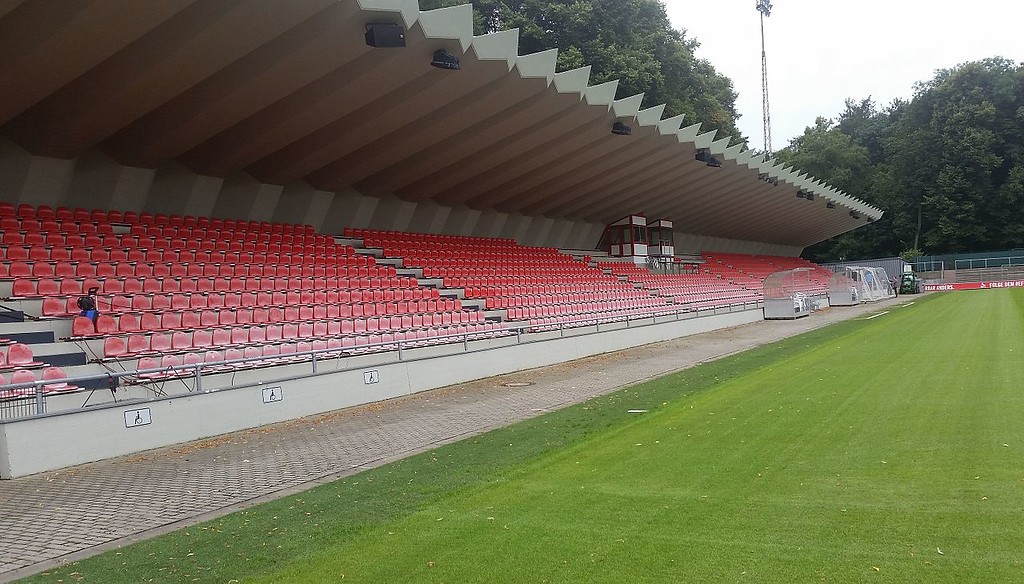 Haupttribüne des Franz-Kremer-Stadions im RheinEnergieSportpark in Köln-Sülz (2016)