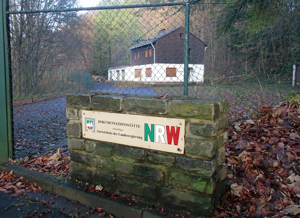 Zugang zum heutigen Dokumentationszentrum "Ausweichsitz NRW", dem früheren Atombunker der Landesregierung in Kall (2016).