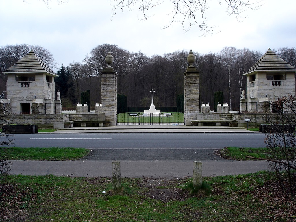 Eingangsbereich zum Britischen Ehrenfriedhof im Reichswald in Kleve (2012)