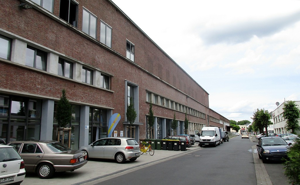 Inzwischen wieder genutzte Bereiche im südlichen Teil des ehemals zentralen Phrix-Werksgebäudes mit einer Grundfläche von etwa 225 x 90 Metern im heutigen Gewerbegebiet "Am Turm" in Siegburg (2016).