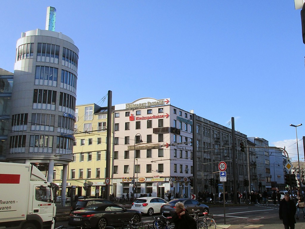 Blick von der Cäcilienstraße auf die Häuserzeile südlich des Kölner Neumarkts in Altstadt-Süd, u.a. mit dem Haubrichforum links und dem Bing-Haus rechts im Bild (2019).