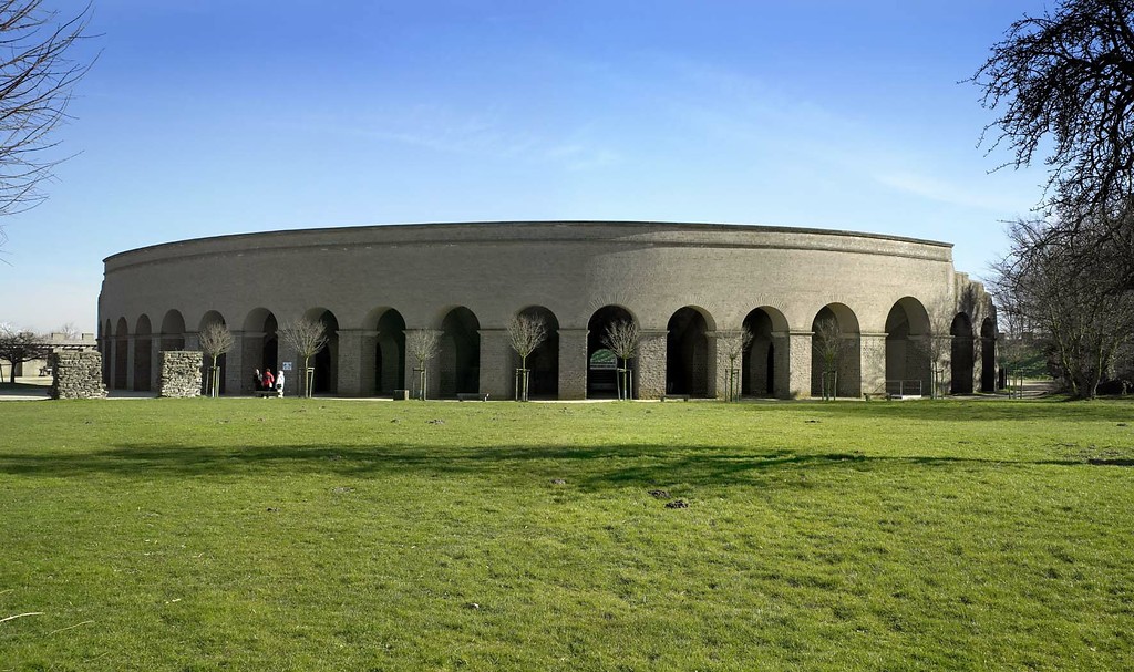 Das rekonstruierte römische Amphitheater im LVR-Archäologischen Park Xanten (2011).