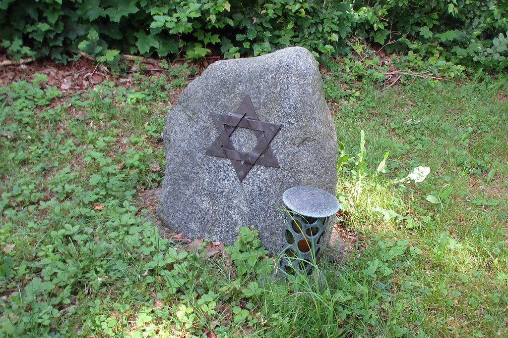 Gedenkstein mit metallenem Davidstern auf dem jüdischen Friedhof in Hürtgenwald-Gey (2017).