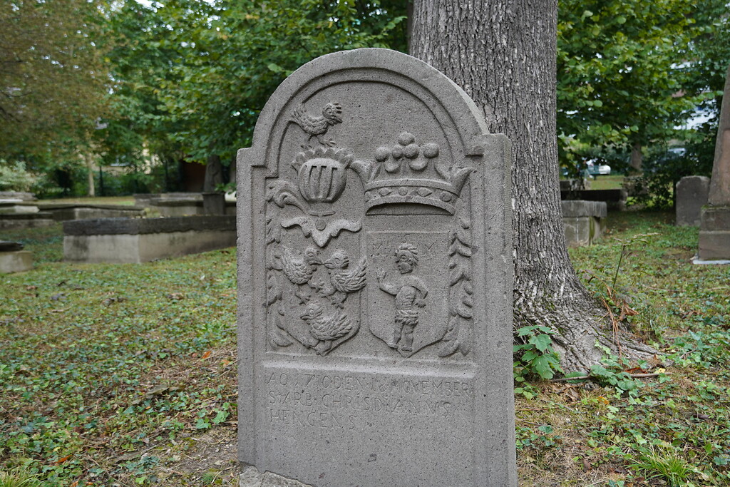 Grabstein mit Familienwappen auf dem Geusenfriedhof in Köln-Lindenthal (2021).