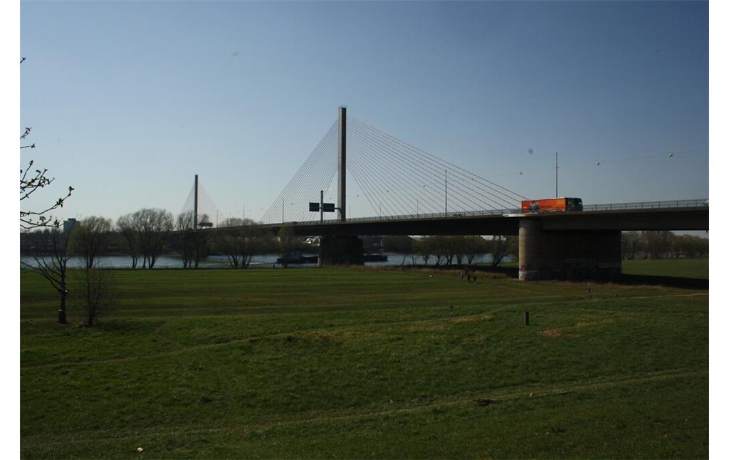Ansicht der Friedrich-Ebert-Brücke vom Beueler Rheinufer (2020)