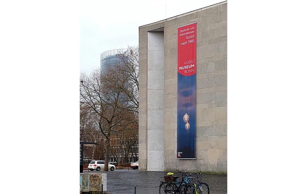 Teil der nordöstlichen Fassade des Kunstmuseums Bonn, links dahinter das 162,5 Meter hohe Gebäude des Post Towers (2021).