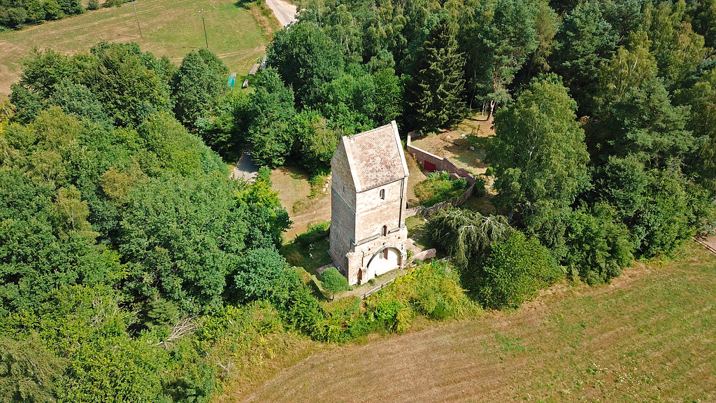 Luftaufnahme des Turmes am Aschbacherhof. Die Grundmauern der ehemaligen St. Blasius Kirche liegen westlich des Turmes (2018).