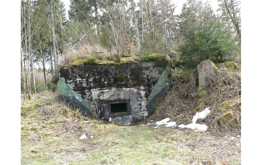Blick in einen Bunkerhof eines Unterstandes vom Typ 10 mit angehängtem Kampfstand von 1938, zu sehen ist die Schießscharte des angehängten Kampfstandes (2008).