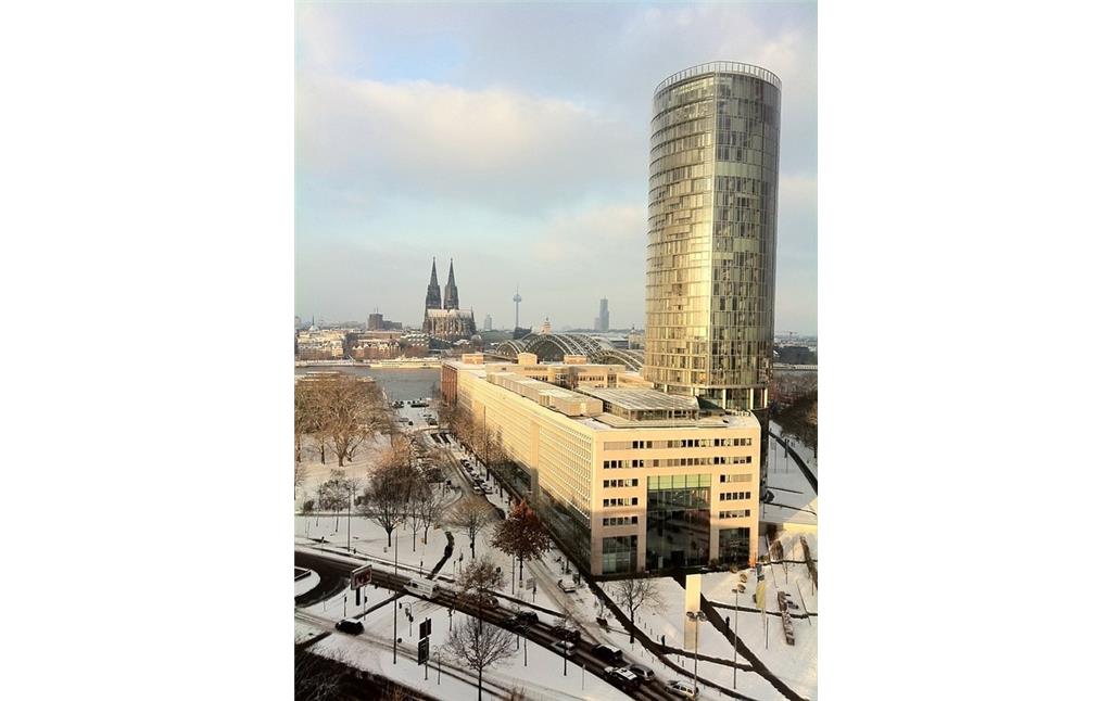 Winterlicher Blick auf den Kölntriangle und das LVR-Horion-Haus in Köln-Deutz im Vordergrund sowie die Kölner Stadtsilhouette mit Dom und "Colonius" im Hintergrund (2010)