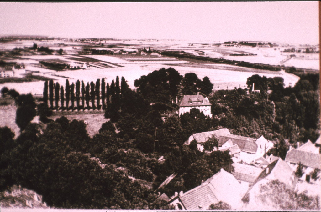 Historische Luftaufnahme (vor 1950): Der Nordteil von Vilich mit der Burg Lede in der Mitte des Bildes, davor liegt das heute nicht mehr vorhandene Gehöft Stroof.