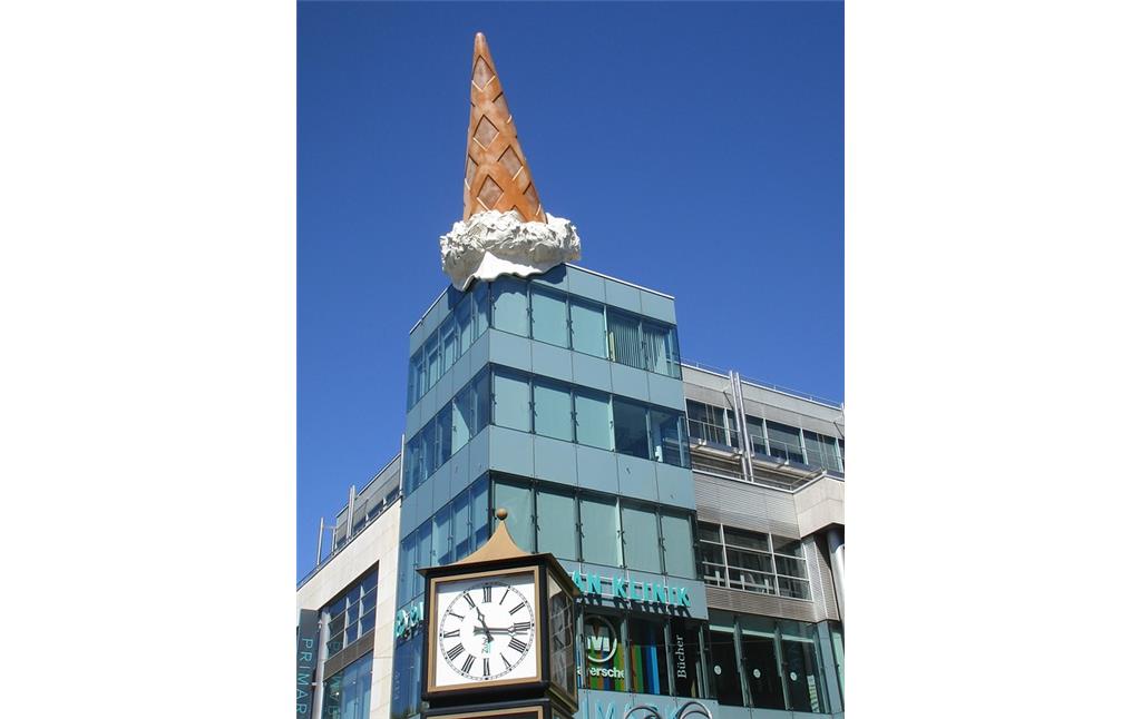 Pop-Art-Skulptur "Kölner Eistüte" auf einem Geschäftsgebäude Ecke Zeppelinstraße / Neumarkt in Köln-Altstadt-Süd (2019). Das markante Kunstwerk "Dropped Cone" (umgangssprachlich "Kölner Eistüte") stammt von dem Künstler Claes Oldenburg (1929-2022).