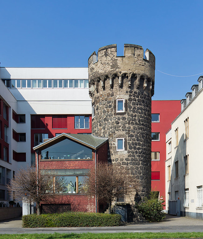 Das Kunibertstürmchen der mittelalterlichen Kölner Stadtmauer mit dem jüngeren Wohnanbau links (2012)