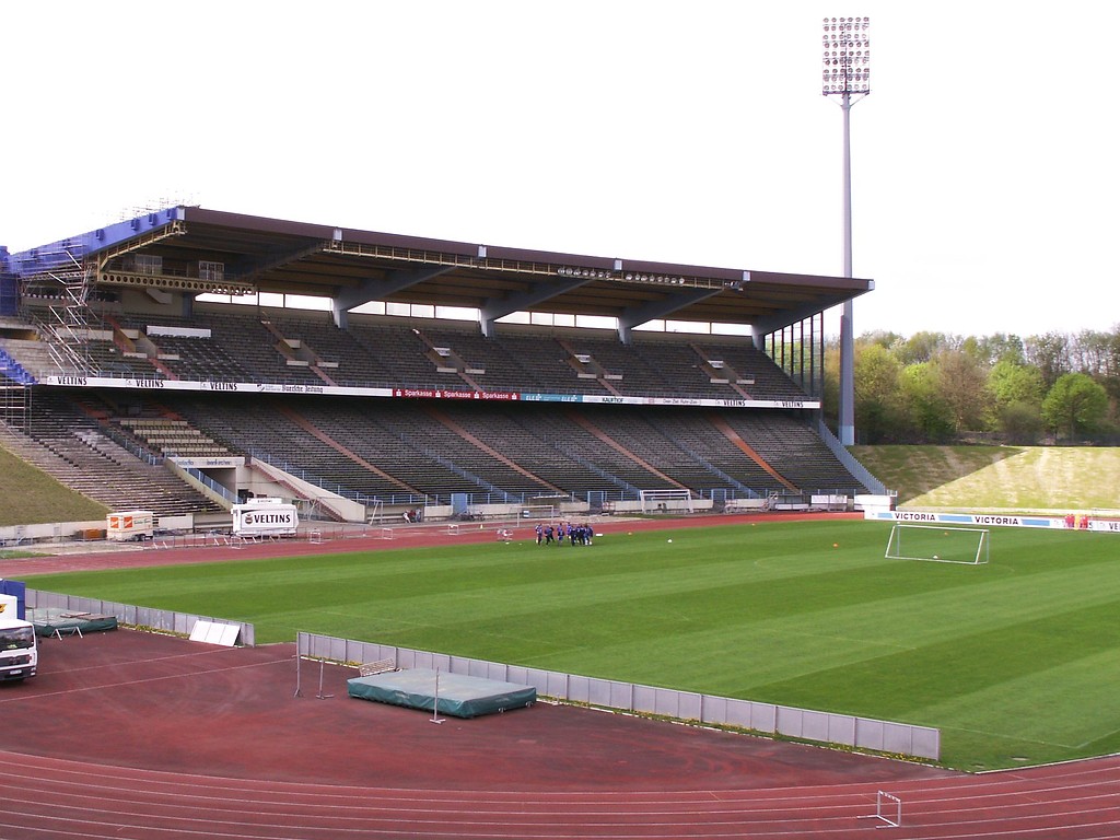 Parkstadion Gelsenkirchen "auf Schalke": Das Tribünengebäude im Westen des Stadions (2006).