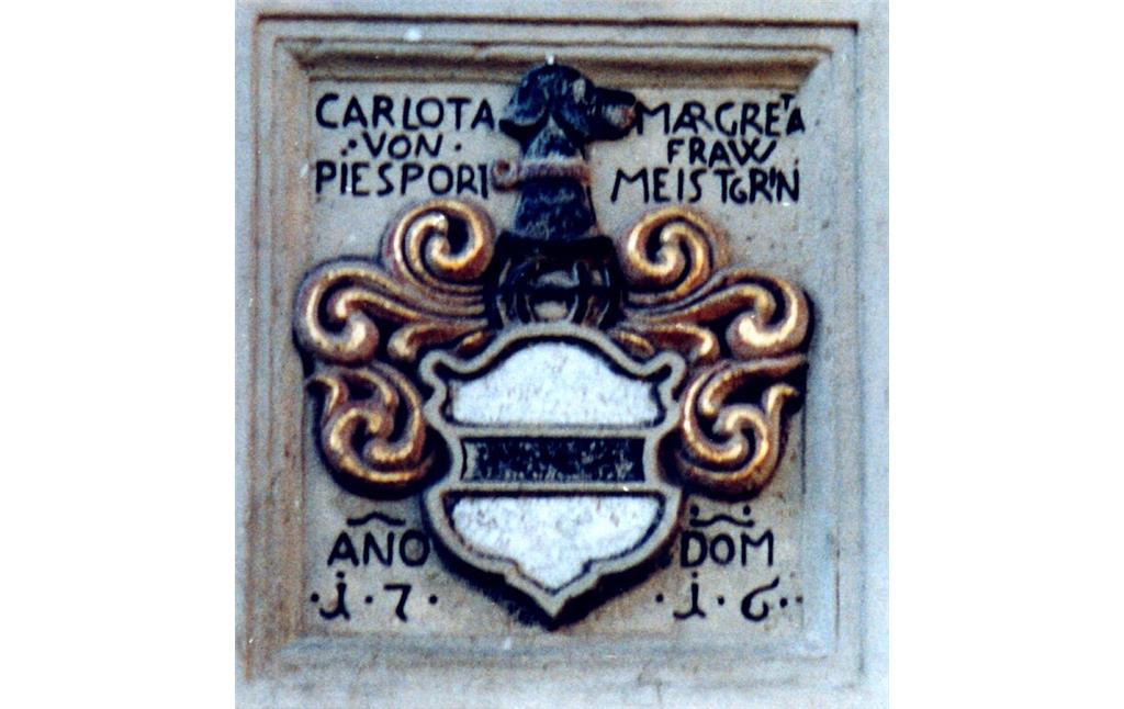Das Wappen der Carlota Margareta [Fraw und Meisterin] von Piesport auf dem Gelände des Klosters Maria Engelport bei Treis-Karden (1998)