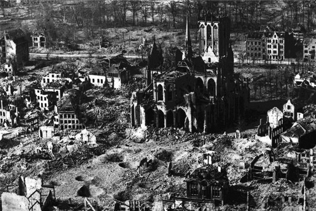 Historische Aufnahme der Zerstörungen in der Stadt Wesel zu Kriegsende 1945, zentral im Bild der Willibrordi-Dom, rechts davon die bereits 1938 weitgehend zerstörte Synagoge.