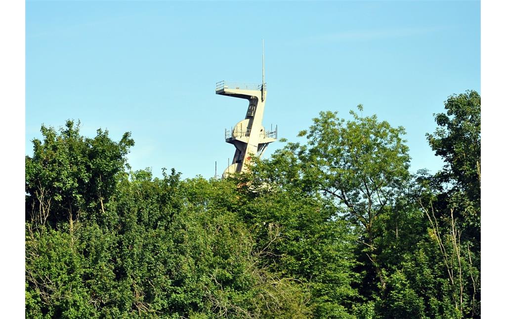Der Förderturm des Bergwerks Niederberg (Schacht IV) bei Kempen-Tönisberg (2017), Blick von der Kastenbockmühle aus.
