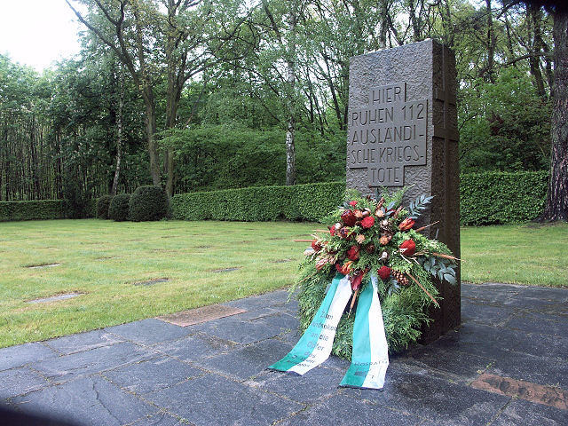 Steinerne Gedenkstätte für die Opfer des Zweiten Weltkriegs an der "Ehrenanlage Kalmusweiher" bei Rösrath (2005)