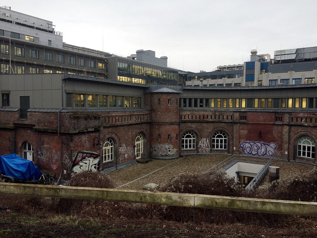 Die Rückseite des ehemaligen Forts V im Inneren Grüngürtel in Köln (2016).