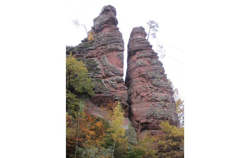 Sandsteinfelsen im Pfälzerwald: Die Felsenlandformationen "Braut und Bräutigam" bei Dahn (2010).