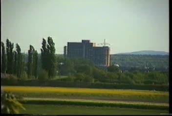 Filmaufnahme der Sprengung der Kaiserbau-Ruine (Airport-Hotel / Hotel Europa) in Troisdorf am 13. Mai 2001 (MP4-Videosequenz, 30 Sekunden, 1,3 MB).