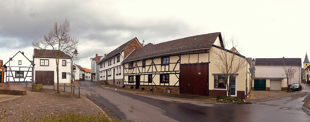 Historische Ortsmitte Buschhovens mit Brunnenplatz und Versöhnungskirche rechts am Bildrand (2015)