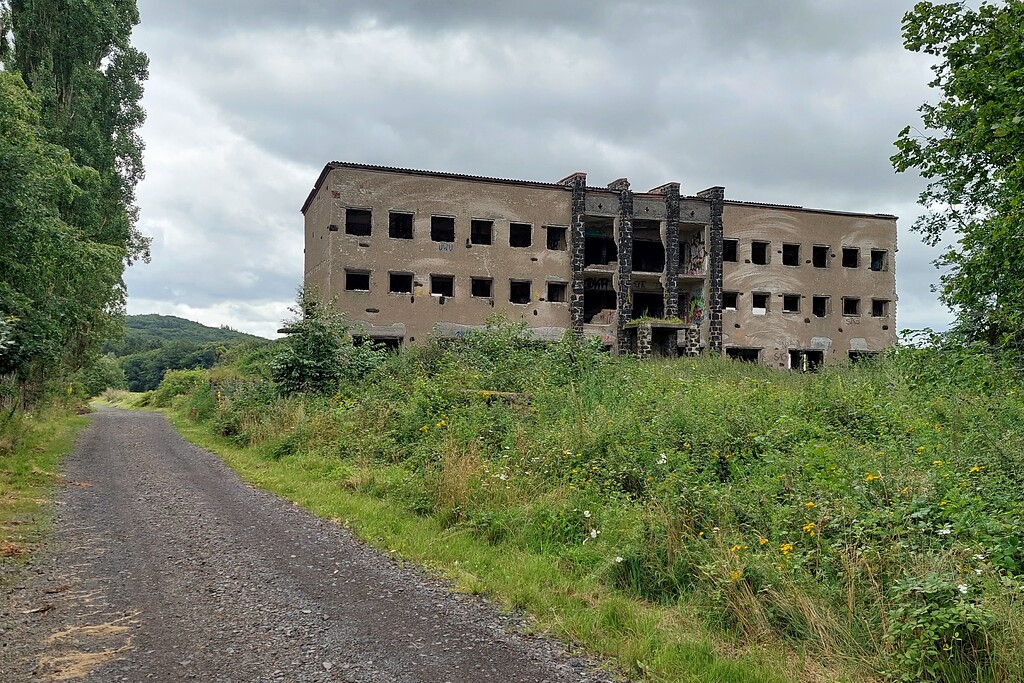 Die Ruine der früheren Heimschule am Laacher See bei Nickenich (2021). Das Gebäude wurde während der NS-Zeit zeitweise als "Heimstätte für Mädchen" und nachfolgend noch militärisch durch eine V1-Einheit genutzt. Ansicht der Westseite.
