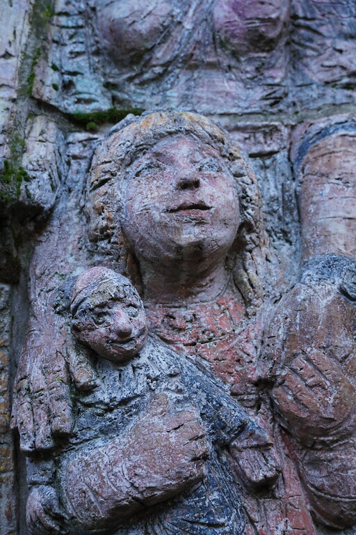 Detail des Kindes der Figur "Kölnerin 1987" des Kölner Frauenbrunnens (2023).