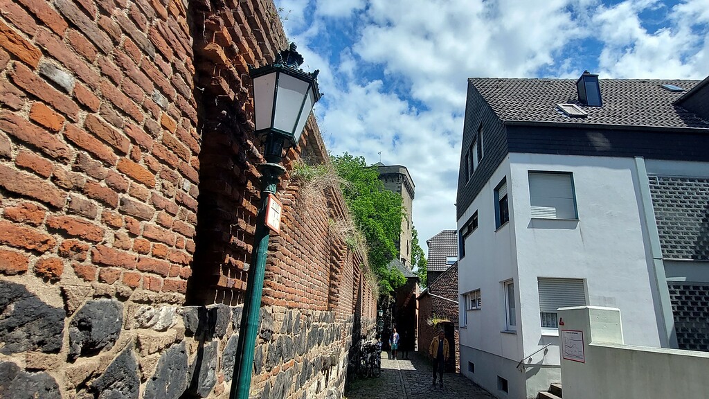 Blick entlang der Nordseite der Stadtmauer in der Mauerstraße in Dormagen-Zons (2022).