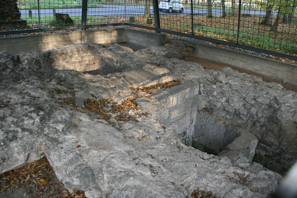 Das kleinere Absetzbecken der römischen Wasserleitung in Köln-Sülz südlich des großen. Es diente als Auffangbecken für den abgesetzten Schlamm (2014).