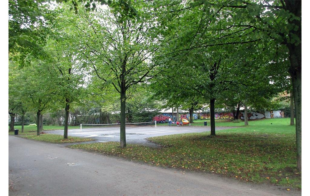 Der einzige öffentliche Tennisplatz Kölns im Park des Inneren Grüngürtels zwischen Vogelsanger Straße und Venloer Straße (2020), die Spielfläche ist ein Teil des früheren Internationalen Hubschrauber-Flugplatzes "SABENA-Heliport Köln".