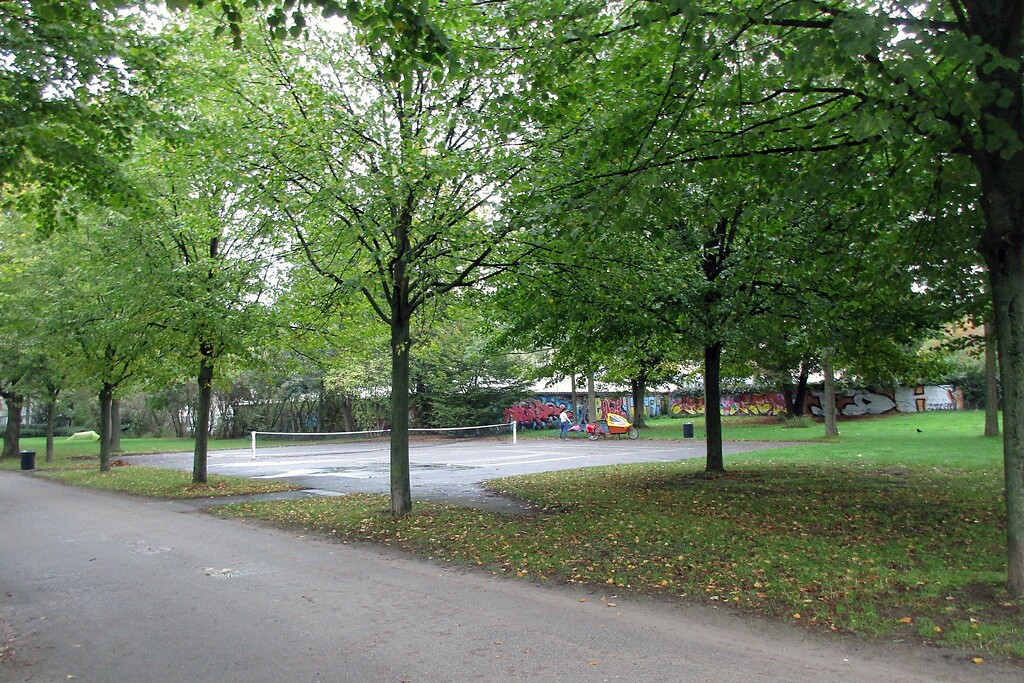 Der einzige öffentliche Tennisplatz Kölns im Park des Inneren Grüngürtels zwischen Vogelsanger Straße und Venloer Straße (2020), die Spielfläche ist ein Teil des früheren Internationalen Hubschrauber-Flugplatzes "SABENA-Heliport Köln".