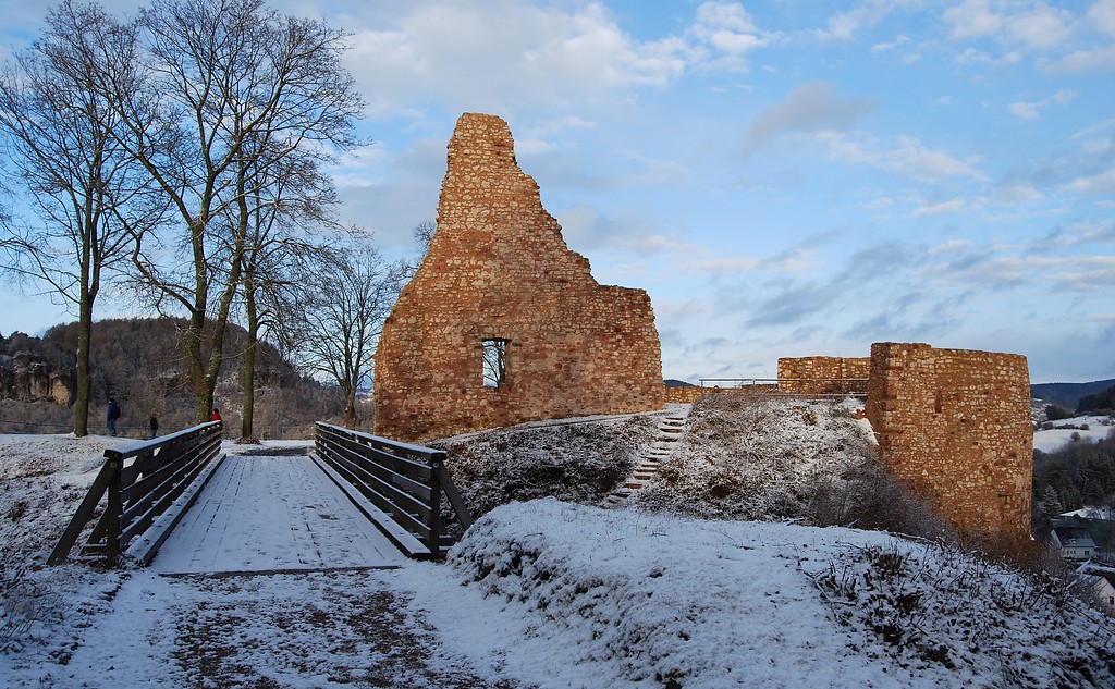 Erhaltene Mauer der Burgruine Löwenburg (auch Gerhardstein oder Junkernburg) bei Gerolstein (2012)
