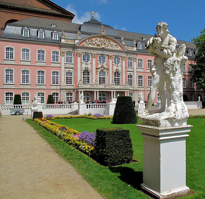 Blick vom Palastgarten aus auf das spätbarocke kurfürstliche Palais in Trier (2009).