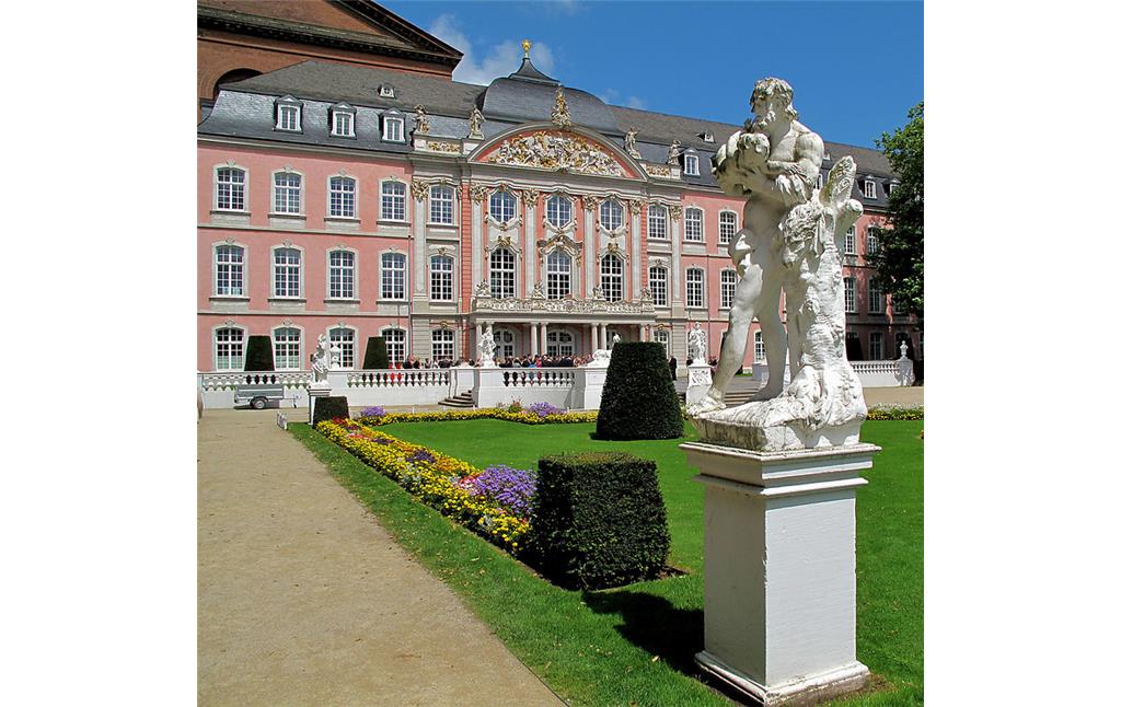 Blick vom Palastgarten aus auf das spätbarocke kurfürstliche Palais in Trier (2009).