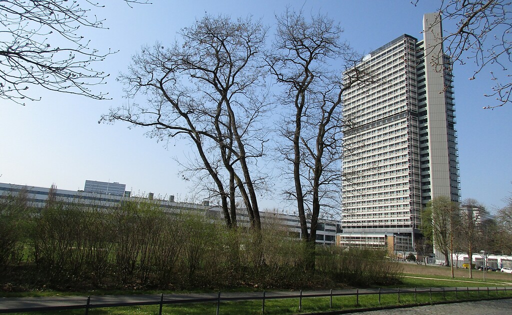 Das frühere Gelände des Sportparks Gronau in Bonn-Gronau (2022), im Hintergrund links das Funkhaus der Deutschen Welle ("Schürmann-Bau") und rechts das Abgeordnetenhochhaus "Langer Eugen".