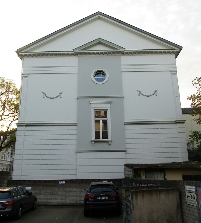 Die Nordfassade mit einem hervorspringenden Mittelrisalit an der Villa in der Prinz-Albert-Straße 36 in der Bonner Südstadt (2020).