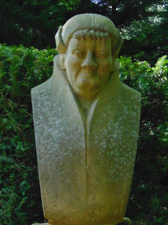 Detailansicht der Gedenkskulptur von Johann Christoph Winters, dem Gründer des Hänneschen-Theaters, auf dem Kölner Friedhof Melaten (2020)